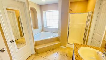 Whirlpool, Haartrockner, Handtücher, Seife