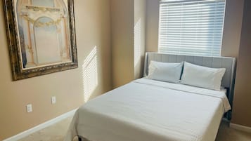3 slaapkamers, een strijkplank/strijkijzer, gratis wifi, beddengoed