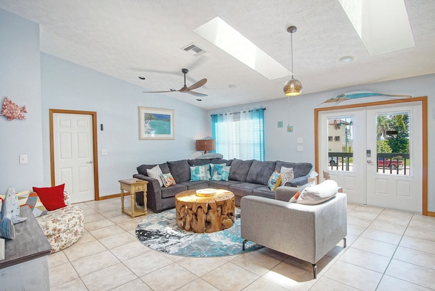 Ocean View Home 5 Bdrm- 4 Upstairs- 1 Suite Downstairs - Fort Pierce, FL