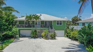 Exterior - Ocean view Home 5 bdrm- 4 upstairs- 1 suite downstairs (Fort Pierce)