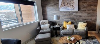 Bozeman Winter Getaway: Heated Garage + Mountain Views!