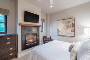 Condo, 4 Bedrooms | 4 bedrooms, iron/ironing board, free WiFi