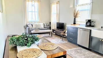 Smart TV, chimenea y libros