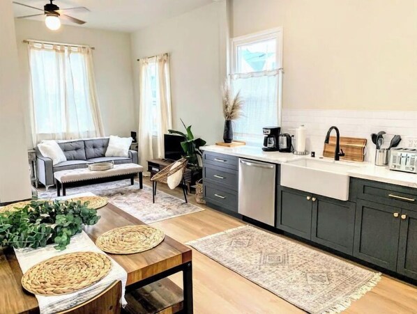 TV connectée, cheminée, livres