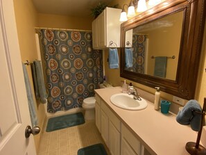 Douche, serviettes fournies, savon, shampoing