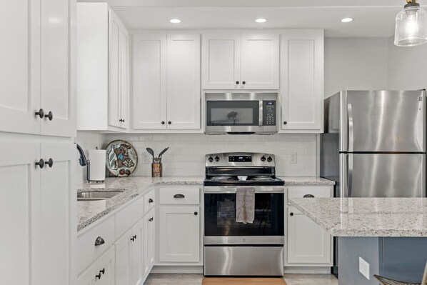 Refrigerador, microondas, horno y parrilla de estufa 