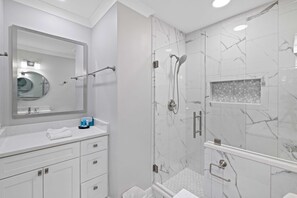 Dusche, Haartrockner, Handtücher, Seife