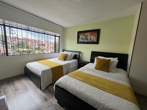 Familienzimmer, 2 Doppelbetten (Chipazaque) | Schreibtisch, laptopgeeigneter Arbeitsplatz, kostenloses WLAN