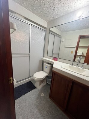 Familienzimmer, 2 Doppelbetten (Chipazaque) | Badezimmer | Dusche, Handtücher, Seife, Shampoo