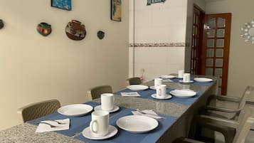 Desayuno continental diario (COP 10000 por persona)