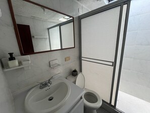Habitación familiar, 2 habitaciones (Zigita) | Baño | Regadera, toallas, jabón, shampoo 