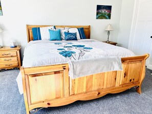 3 bedrooms, iron/ironing board, free WiFi, bed sheets - Whispering Pines Pet-Friendly *NH Location* (Kingston)