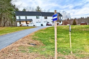 A house with a driveway leading to the front door. - Whispering Pines: Nearby Kingston Lake | Monthly (Kingston)