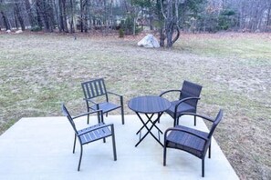 An outdoor patio with a table and four chairs. - Whispering Pines: Nearby Kingston Lake | Monthly (Kingston)