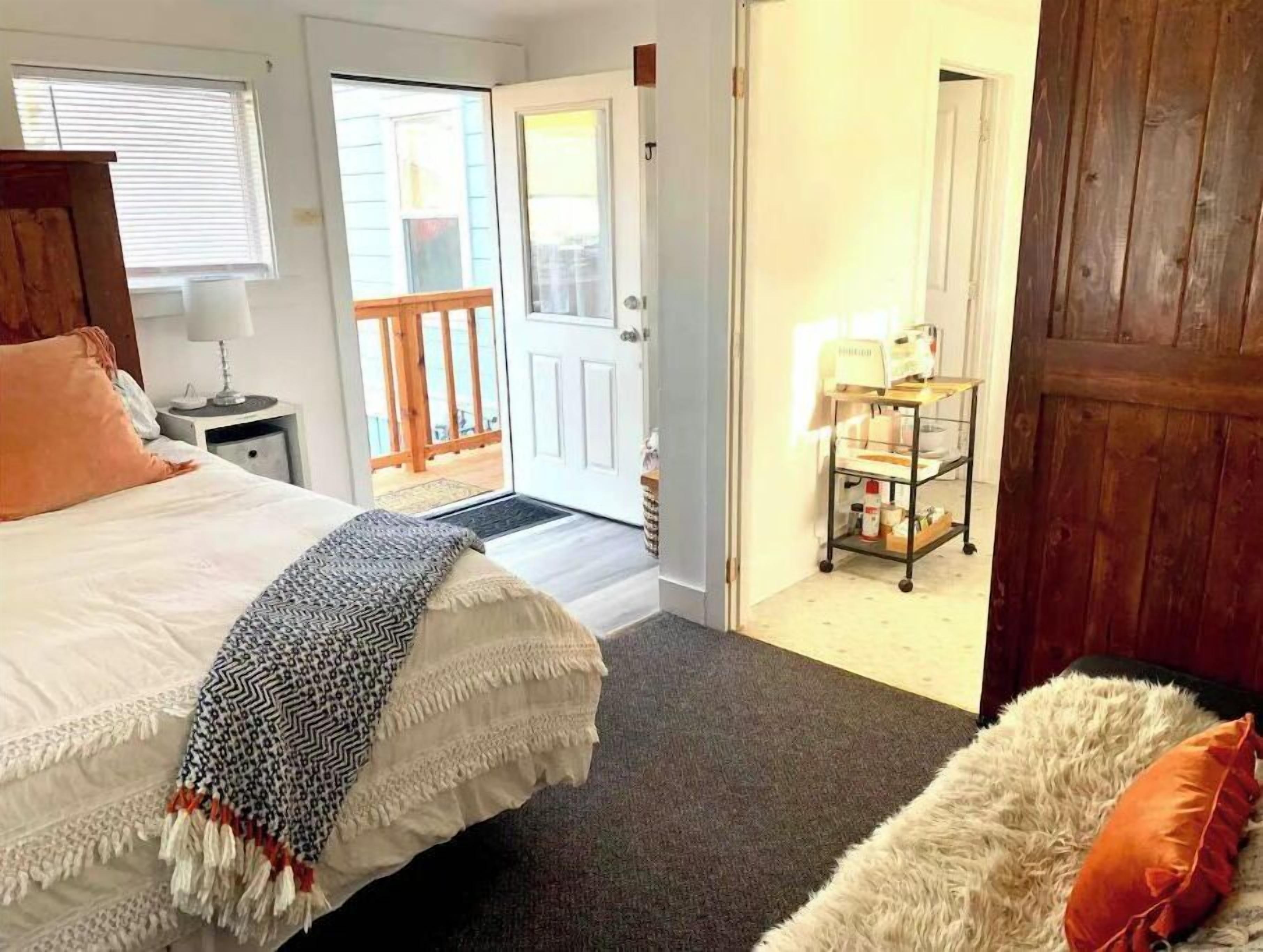1 bedroom, desk, soundproofing, WiFi