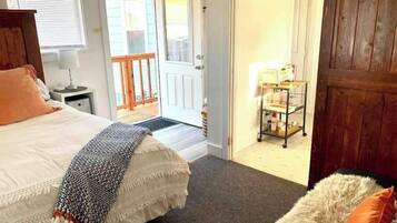 1 bedroom, desk, soundproofing, WiFi