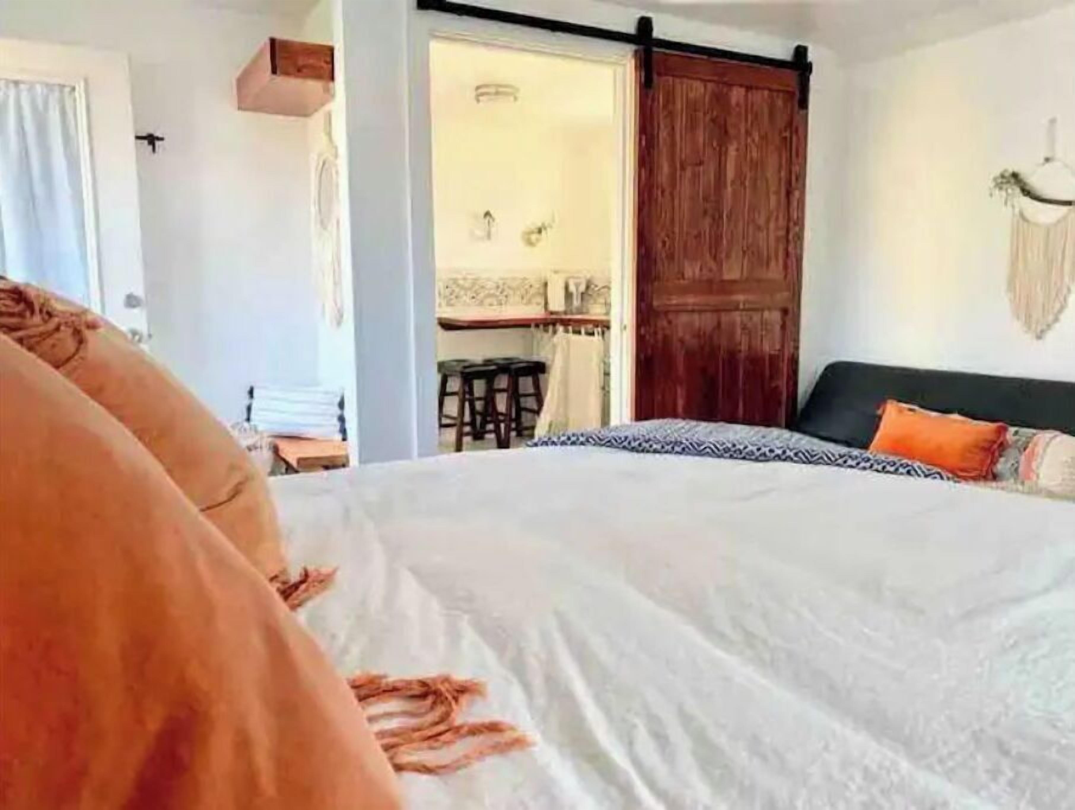 1 多间卧室、办公桌、隔音、WiFi