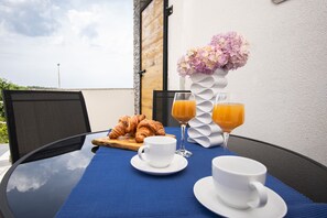 Outdoor dining - Apartments Alisa - Two Bedroom Apartment with Terrace and Sea View (novi) (Brodarica)