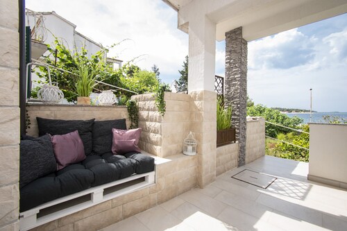 Apartments Alisa - Two Bedroom Apartment with Terrace and Sea View (novi)