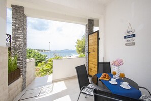 Outdoor dining - Apartments Alisa - Two Bedroom Apartment with Terrace and Sea View (novi) (Brodarica)