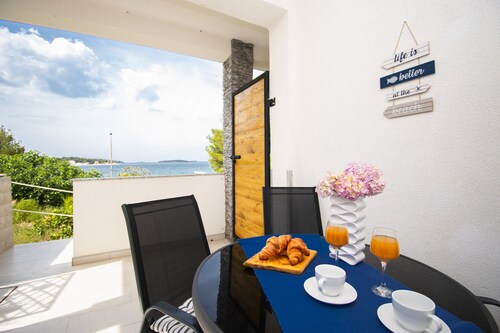 Apartments Alisa - Two Bedroom Apartment with Terrace and Sea View (novi)
