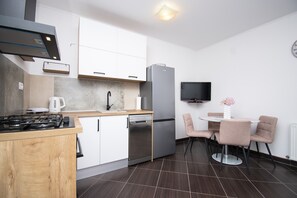 Kühlschrank, Ofen, Geschirrspüler, Wasserkocher mit Kaffee-/Teezubehör