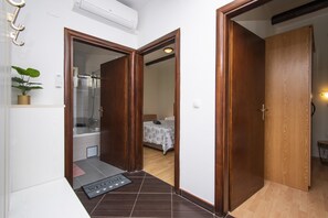 Bathtub, hair dryer, towels - Apartments Alisa - Two Bedroom Apartment with Terrace and Sea View (novi) (Brodarica)