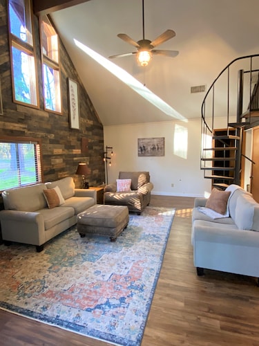 Private Cabin w Pool & Hot Tub on 14 Acres - 1 HR From Houston