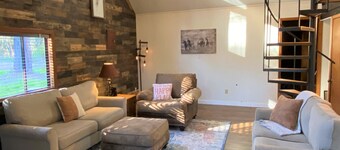 Private Cabin w Pool & Hot Tub on 14 Acres - 1 HR From Houston