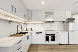 Departamento | Cocina privada | Refrigerador, microondas, horno y parrilla de estufa