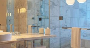 Shower, jetted bath, hair dryer, towels