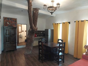 Deluxe Apartment | Living area | 32-inch LED TV with satellite channels, TV - Hotel del Bosque (Panajachel)