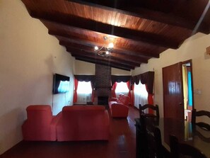 Bungalow familiar | Zona de estar | Televisión LED de 32 pulgadas con canales por satélite, una televisión