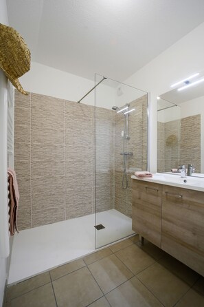 Dusche, Haartrockner, Handtücher, Toilettenpapier