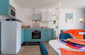 Réfrigérateur, micro-ondes, four, plaque de cuisson