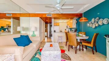 Un salon moderne avec un canapé, une table basse et un coin repas.