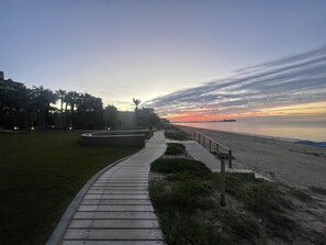På stranden