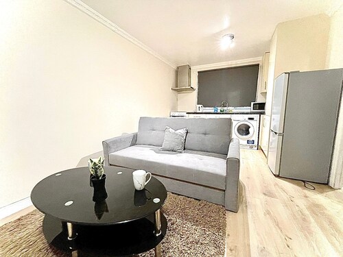 Spacious & Pristine Ground Floor flat Nr. Heathrow