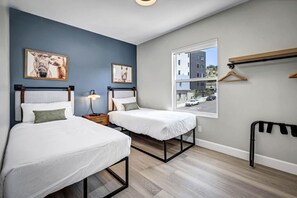 2 habitaciones, escritorio y tabla de planchar con plancha