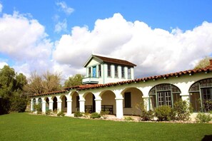 المنشأة من الخارج