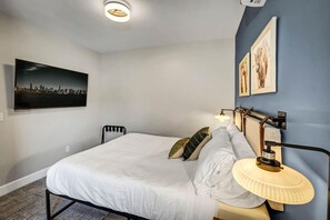 2 soverom, skrivebord, strykejern/-brett og reiseseng for barn