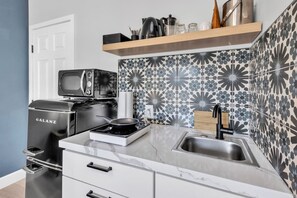 ثلاجة، ميكروويف، موقد طهي مسطح، ماكينة لصنع القهوة/الشاي