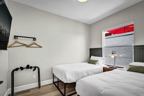 2 habitaciones, escritorio y tabla de planchar con plancha 