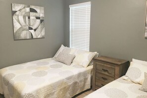 2 habitaciones, escritorio y tabla de planchar con plancha