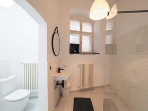 Secadora de cabello, bidet, toallas, jabón