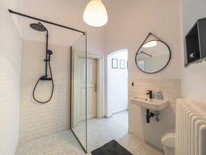 Haartrockner, Bidet, Handtücher, Seife