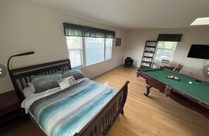 4 bedrooms, desk, iron/ironing board, free WiFi
