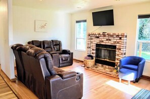 Smart TV, fireplace, books - Spacious Sequoia Estate (Eureka)