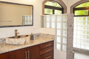 Shower, hair dryer, towels, soap - New Casa De Suenos Amazing Ocean & Mountain Views! (Savegre)