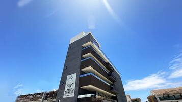 Vista frontal de la propiedad